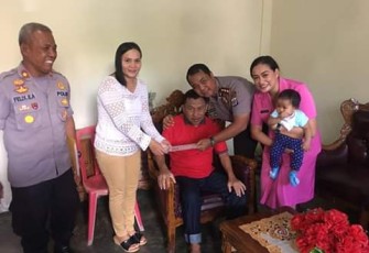 Kapolres Bitung Jenguk Anggotanya yang Sedang Sakit