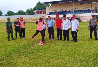 Asisten II Pemkab Tulang Bawang Buka Secara Simbolis Pertandingan Sepak Bola dan Bola Voly