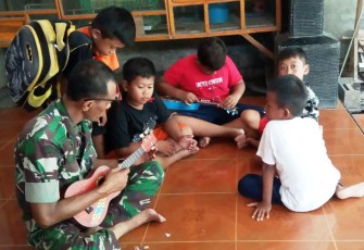 Salurkan Hobi di Lokasi TMMD Sambil Dekati Anak-Anak