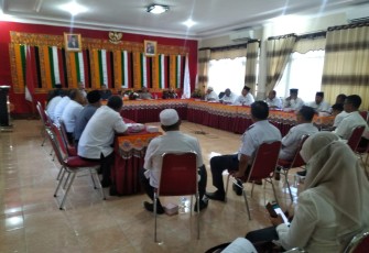 Pemkab Aceh Singkil saat menggelar rapat pertemuan pembentukan panitia HUT Ke-21 daerah setempat di Opp Room Kantor Bupati.