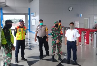 Danramil 01/Kranji Lakukan Pengawasan Cegah Penyebaran Virus Covid-19 di Stasiun KRL Kranji