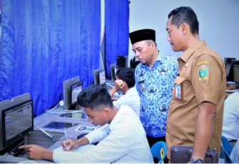 Bupati Labuhanbatu saat meninjau pelaksanaan UNBK