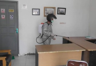 DLH Labuhanbatu Semprotkan Cairan Disinfektan