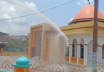 Satpol PP Labuhanbatu Semprotkan Disinfektan di Rumah Ibadah