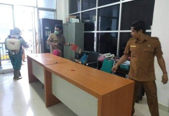 Dinkes Labuhanbatu Semprot Disinfektan Setiap Ruangan di Kantor Bupati