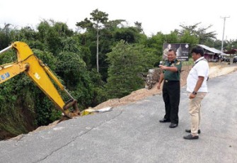 Pabung Minut Kodim 1310/Bitung Tinjau Lokasi Longsor di Jalan Soekarni