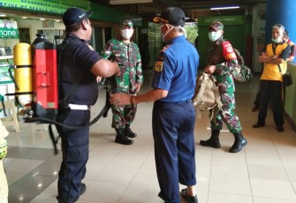Danramil 05/Kramatjati Pimpin Kegiatan Penyemprotan Disinfectan di Pasar Induk Kramat Jati