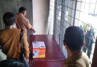 Para petugas pegawai Setdakab Aceh Singkil saat memeriksa kabel jaringan listrik yang korsleting diruangan Bendahara Rutin