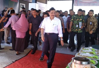 Menteri Koordinator Bidang Kemaritiman Investasi RI Jend. TNI (Purn) Luhut Binsar Pandjaitan M.P.A saat mengunjungi lokasi Pelabuhan PPI Aceh Singkil.