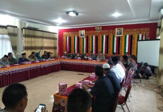 Pemkab Aceh Singkil saat melakukan pertemuan dengan unsur Forkopimda dan SKPK serta pihak terkait lainnya di Aula Kantor Bupati.