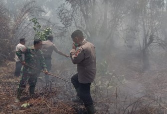 Danramil 05/BD Dibantu Anggota Polsek Aek Natas Terjun Langsung Padamkan Api