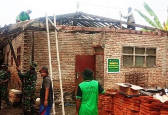 Satgas TMMD Reguler Pekalongnan Ganti Total Atap Rumah Sri 