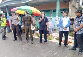 Camat Belitang Mulya Sosialisasi Cegah Covid-19 di Pasar Petanggan BK 16