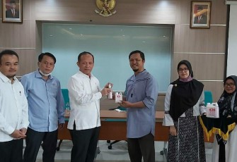 FST UIN Bandung Gandeng Lazis Darul Hikam Produksi Hand Sanitizer dan Dibagikan ke DKM Mesjid