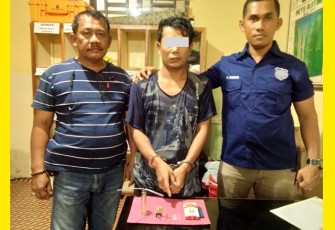 Terduga pelaku (tengah) saat diamankan