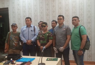 Pelaku Tengah (Kenakan kaos Loreng) saat diamankan