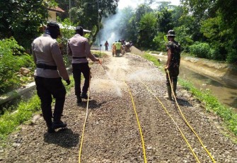 Satgas TMMD Reguler Pekalongan Semprot Jalanan Pantirejo Dengan Disinfektan