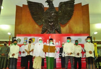 Bupati Rijanto saat membacakan Maklumat Bersama Menyambut Bulan Ramadhan 