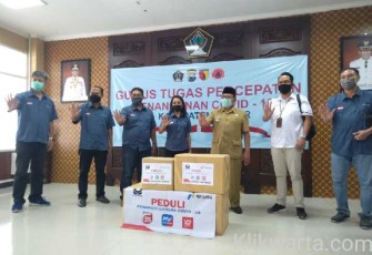 Bupati Rijanto saat menerima bantuan dari Pertamina Wilayah Blitar (Foto : Faisal NR / Klikwarta.com) 