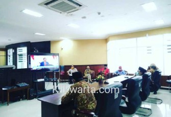 Bupati Rijanto didampingi jajarannya saat mengikuti Telekonferensi Musrenbangnas Tahun 2021 (Foto : Faisal NR / Klikwarta.com) 