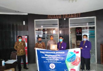 Prosesi Penyerahan Bantuan PDHI Cabang Jawa Timur kepada Gugus Tugas Penanganan Covid-19 Kabupaten Blitar (foto: Faisal NR / Klikwarta.com) 