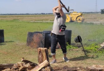 Pengaspalan Jalan TMMD Reguler Pekalongan Terus Butuhkan Kayu Bakar Skala Besar