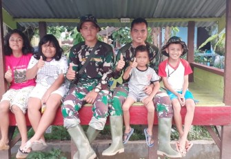 Satgas TMMD 0207/SML Jadi Sahabat Anak-Anak