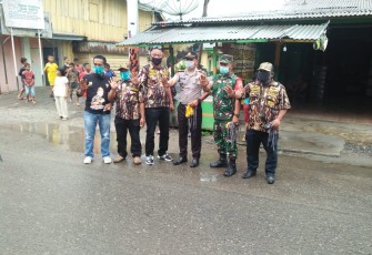 Danramil 09/NL Gandeng FKPPI Bilah Hilir Bagikan Masker Kepada Warga Yang Melintas