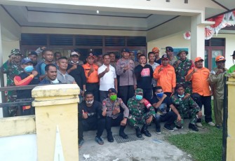 Foto bersama Pemdes Piru dan TNI/ Polri usai lakukan semprot Disenfektan