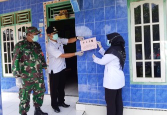 Pendatang di OKU Timur Didata dan Rumahnya Dipasang Stiker "Dalam Pengawasan Kesehatan"