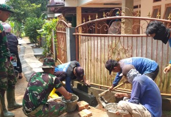 Bahu-Membahu ala Satgas TMMD Tuntaskan Pembuatan Saluran Air di Jalan Muhari