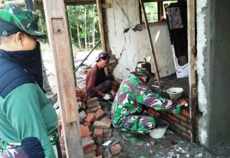 Teknisi Bangunan Dari Jajaran Kodim Pekalongan Terus Ditambah di Pekerjaan Rehab TMMD