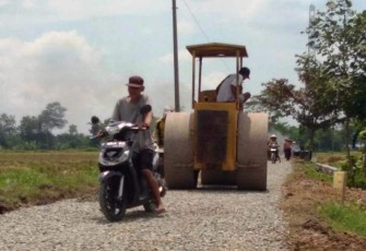Besi Raksasa Ngamuk di Jalan TMMD Reguler Pekalongan