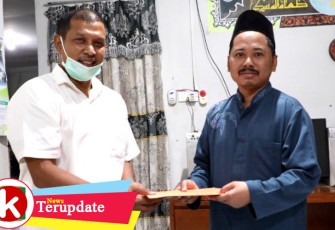 Kepala Biro Umum BP Bata Kurnia Budi saat memberikan santunan di Panti Asuhan Ibadurrahman yang langsung diterima Ustadz Ali selaku pengurus Panti Asuhan Ibadurrahman