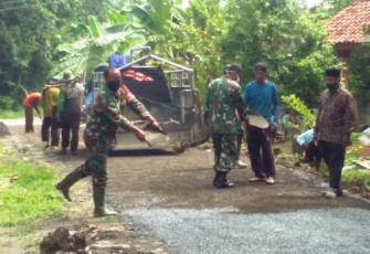Tenaga Ahli Masih Setia Mendampingi Satgas TMMD Reguler Pekalongan Mengaspal Jalan