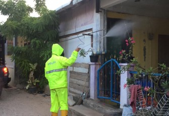 Salah satu rumah warga di Semprot menggunakan cairan disinfektan oleh Polda kepri