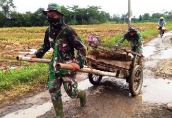 Menjadi Penarik Gerobak Terus Dilakoni Dua Prajurit di TMMD Reguler Pekalongan