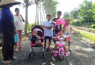 Ibu-ibu dan Balita Pantirejo Terfasilitasi Aspal TMMD Reguler Pekalongan