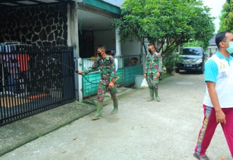 Area Komplek Nuasa Telaga Disemprot Disinfektan oleh Satgas TMMD ke 107