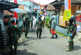 Dansatgas TMMD 107 Kodim 0508/Depok Pimpin Sosialisasi dan Penyemprotan Cegah Covid-19