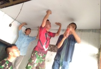 Satgas TMMD 107 Kodim 0508/Depok Mulai Pasang Plafond Rumah Alamsyah