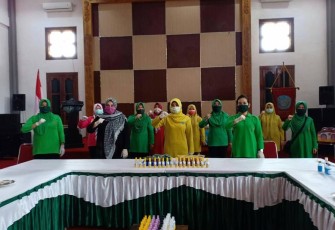 Pembuatan Hand Sanitizer di Rumah Dinas Bupati Mukomuko 