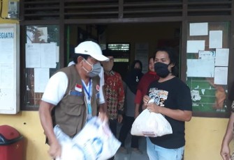 Bupati Bengkulu Utara Mian Bagikan Sembako Untuk Warga Korban PHK Dampak Covid-19 