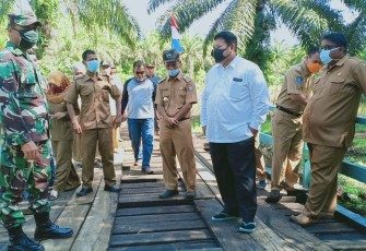 Dandim 0428/Mukomuko Letkol Inf Y M Teguh Edy Pamungkas Saat Meninjau Hasil TMMD 107 Dengan Bupati Mukomuko Choirul Huda