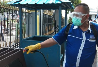 Anggota Komisi B DPRD Jawa Timur Dr Agung Mulyono mempimpin penyemprotan disinfektan di rumah warga dan tempat ibadah di desa Tambong