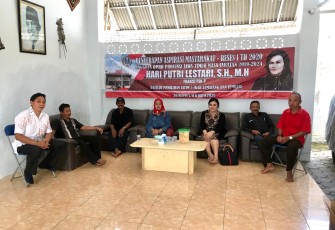 Anggota DPRD Jawa Timur Hari Putri Lestari melakukan sosialisasi kepada masyarakat di Jember agar ikut melakukan pencegahan dengan memutus penyebaran virus corona.