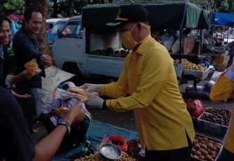 Ketua DPD II Partai Golkar Lampung Barat Ismun Zani SIP Bagikan Masker Pada Masyarakat 