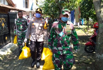 Warga Terdampak Covid-19 Dapat Paket Sembako Dari Polres dan Kodim 0736/Batang
