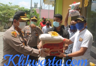 Kapolres Batu Bara Beri Sembako pada Wartawan