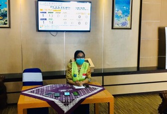 Juru Bicara (Jubir) Tim Satgas Covid-19 dr.Rosenda pada saat press conference di Kantor Bupati Kabupaten Raja Ampat pukul 10.00 Wit